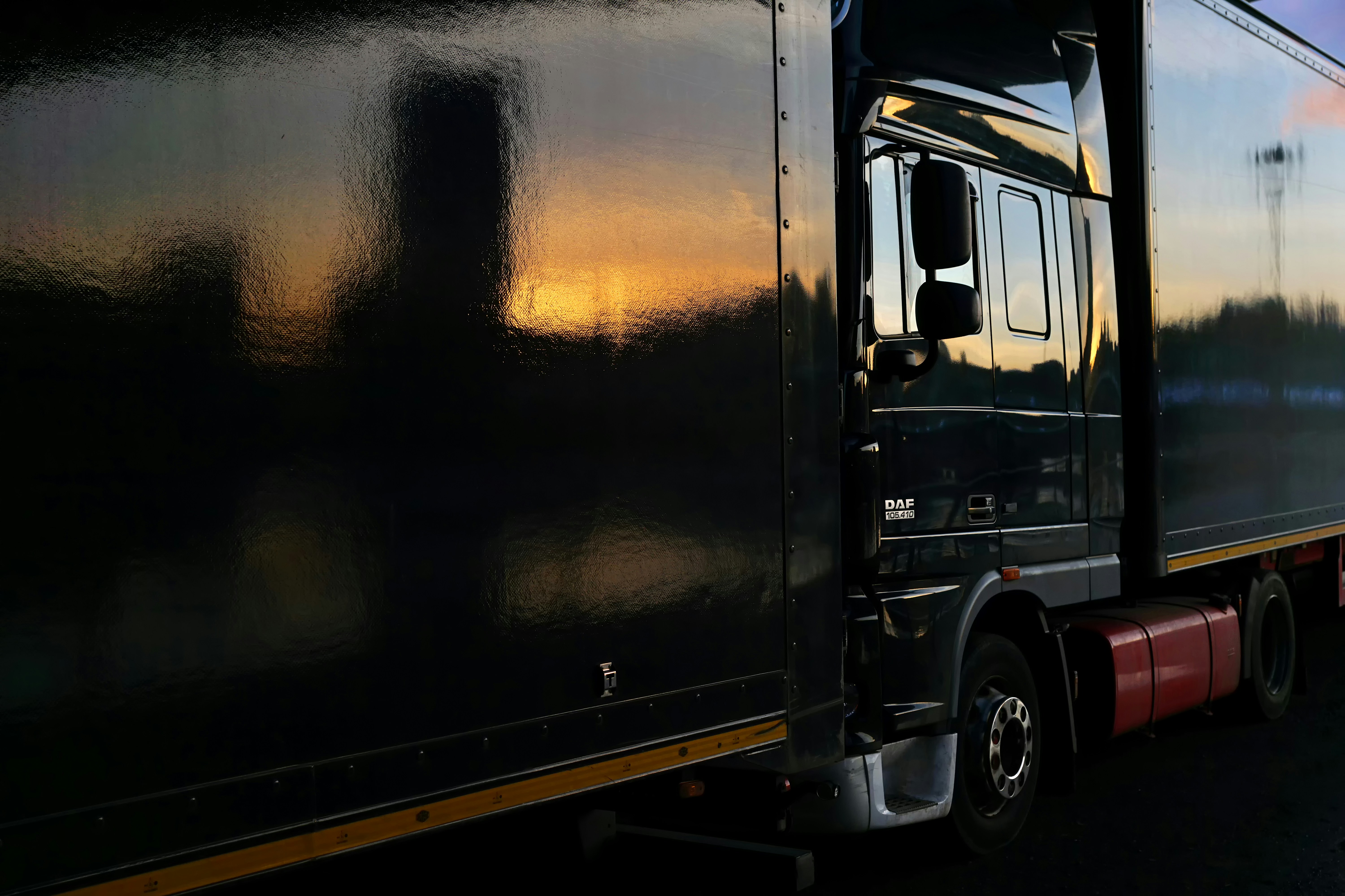Camion de transport au lever du soleil
